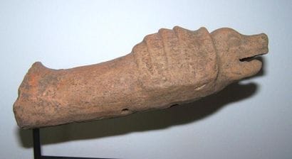 TATOU en terre cuite sur socle. L: 16cm