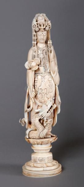 CHINE
KWAN-YIN en ivoire, représentée debout...