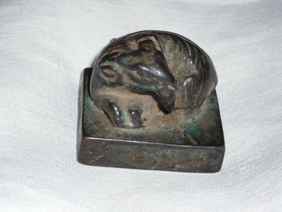 CHINE
CACHET en bronze à patine verte représentant...