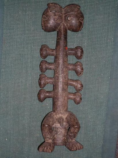 AFRIQUE
Curieuse STATUETTE Lobi, à multi...