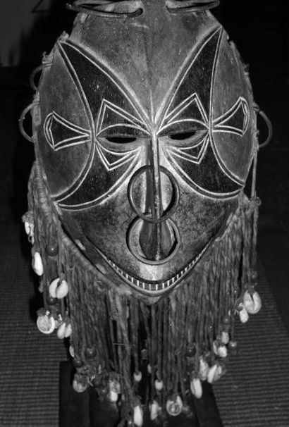 AFRIQUE
MASQUE Igbo à décor géométrique polychrome....