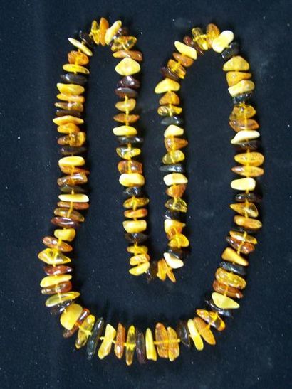 COLLIER en ambre tricolore de Pologne. L:...