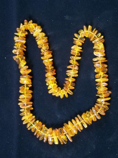 COLLIER en ambre jaune feu de Pologne. L:...