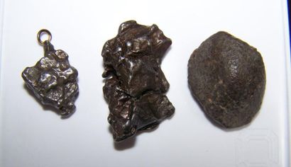 Lot: MÉTÉORITE ferreuse monté en pendentif,...