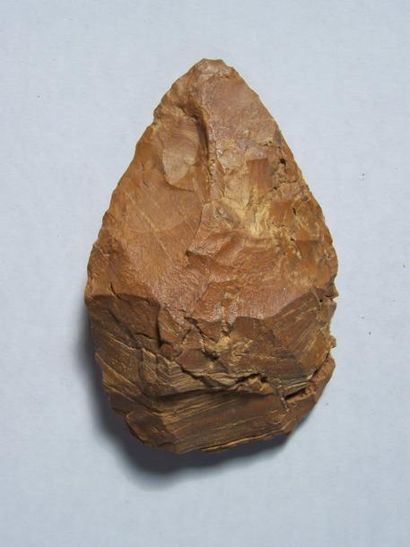 BIFACE en jaspe jaune sur socle. L: 11cm