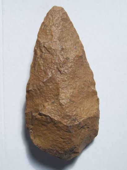 BIFACE en grès à patine dorée, socle. L:...