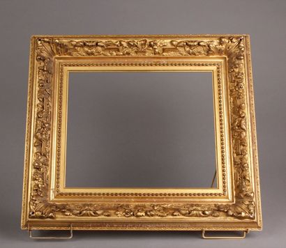 CADRE en hêtre doré sculpté de rinceaux feuillagés...