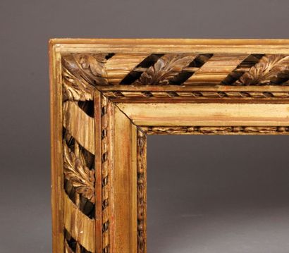 Grand CADRE en bois sculpté et redoré à décor...