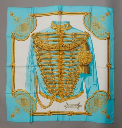 HERMES Paris
CARRÉ en soie imprimée titré
Brandebourgs,...