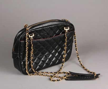 CHANEL
SAC Jumbo en cuir noir matelassé et...