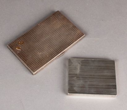 DEUX ETUIS À CIGARETTES en argent guilloché...