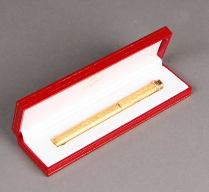 STYLO à bille en métal plaqué or. CARTIER...
