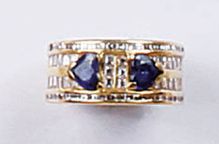 BAGUE ruban ornée de deux saphirs taillés...