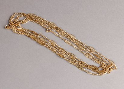 COLLIER sautoir en or jaune, mailles olive...