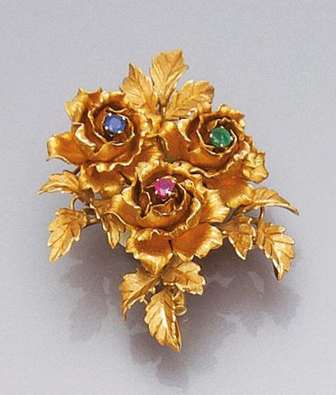 BROCHE fleur en or jaune ornée de trois petites...