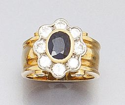 BAGUE ornée d'un saphir dans un entourage...