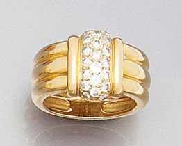 BAGUE ornée d'un pavage ovale de brillants,...