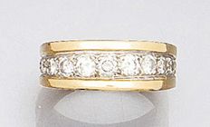 BAGUE ornée d'une ligne de treize brillants...