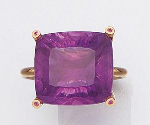 BAGUE en or jaune ornée d'une grande améthyste...