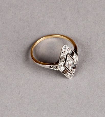 Petite BAGUE en or blanc, à décor d'un losange...