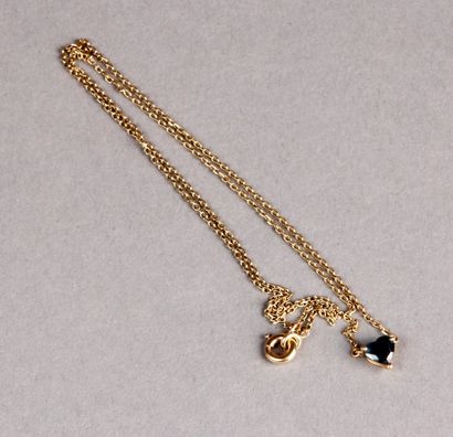 PENDENTIF orné d'un saphir taillé en coeur.
Monture...