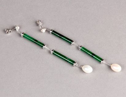 PAIRE DE PENDANTS D'OREILLES ornés d'une...