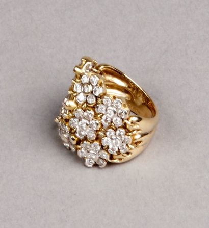 Large BAGUE ruban composée de dix motifs...