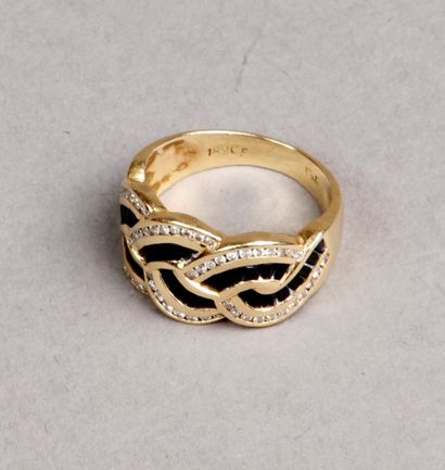 BAGUE en forme de tresse composée de lignes...
