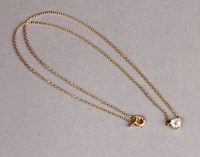 PENDENTIF orné d'un diamant taillé en coeur.
Monture...