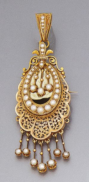 PENDENTIF en or repercé orné de petites demiperles.
Fin...