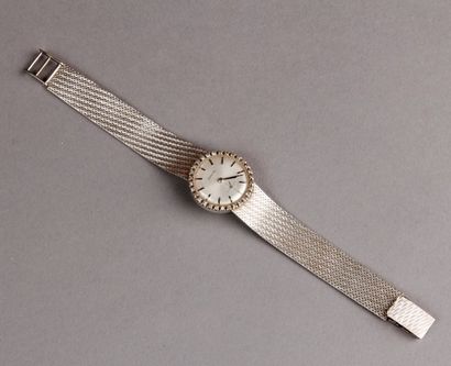 MONTRE-BRACELET de femme en or blanc, le...