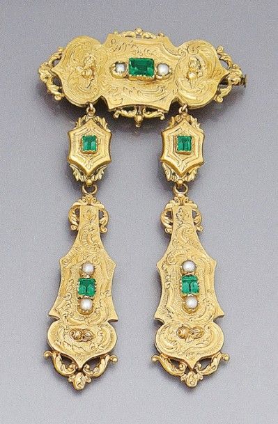BROCHE à deux pendants en or 18 carats ornée...