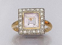 BAGUE ornée d'une améthyste carrée dans un...