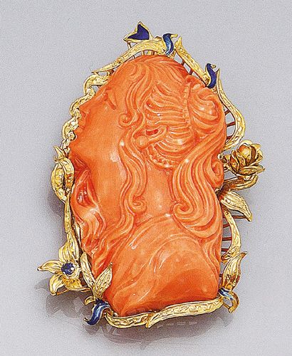BROCHE en or jaune ornée d'une plaque en...