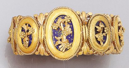 BRACELET à neuf médaillons à décor floral...