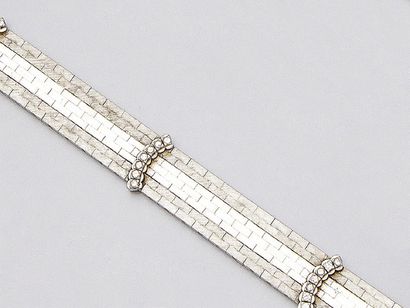 BRACELET souple trois lignes en or blanc...