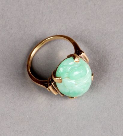 BAGUE ornée d'un cabochon de jade gravé.
Monture...