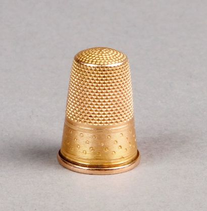 DÉ À COUDRE en or. Pds: 3,9 g