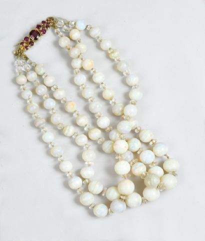 COLLIER de trois rangs de boules d'opales...