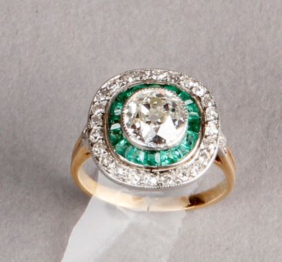 BAGUE ornée d'un brillant dans un double...
