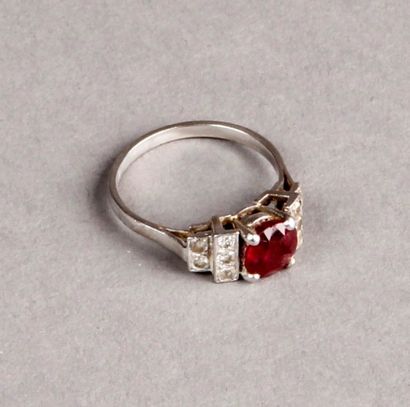 BAGUE ornée d'un rubis ovale (égrisures)...