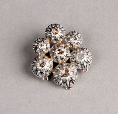 BROCHE fleur en argent ornée de diamants...