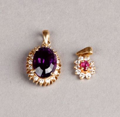 PENDENTIF orné d'un rubis ovale dans un entourage...