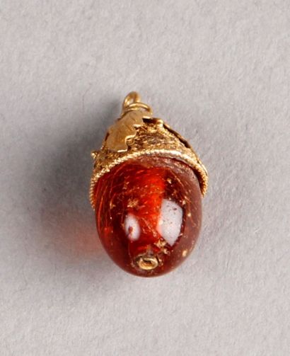 PENDENTIF en or filigrané orné d'une ambre.
Pds...