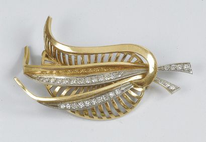 BROCHE feuille en or jaune, ornée de deux...