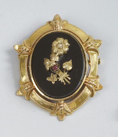 BROCHE ovale en or jaune, la partie centrale...