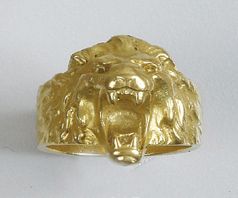 BAGUE en or jaune à décor d'une tête de lion...