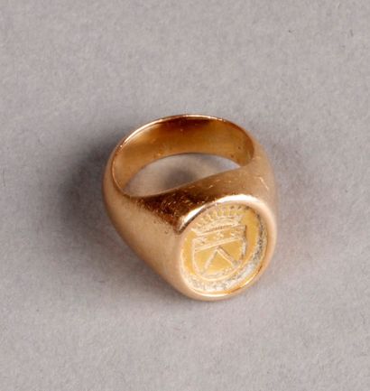 BAGUE chevalière de femme en or jaune.
Pds:...