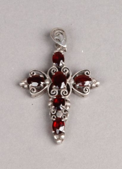 CROIX pendentif en argent à décor ajouré...