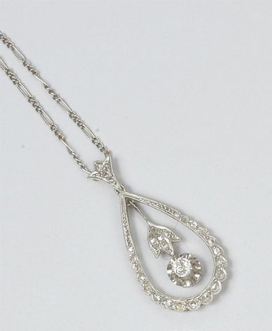 PENDENTIF piriforme des années 1910 orné...